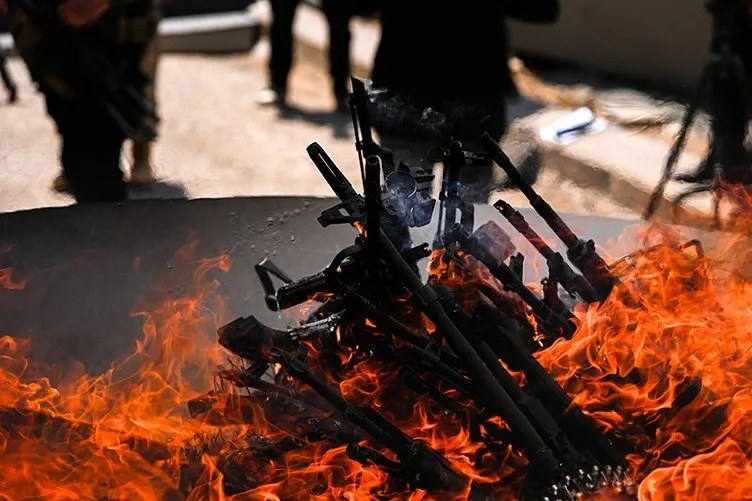 PKK Irak'ın Süleymaniye kentinde sembolik törenle silahlarını yaktı. 40 yıllık