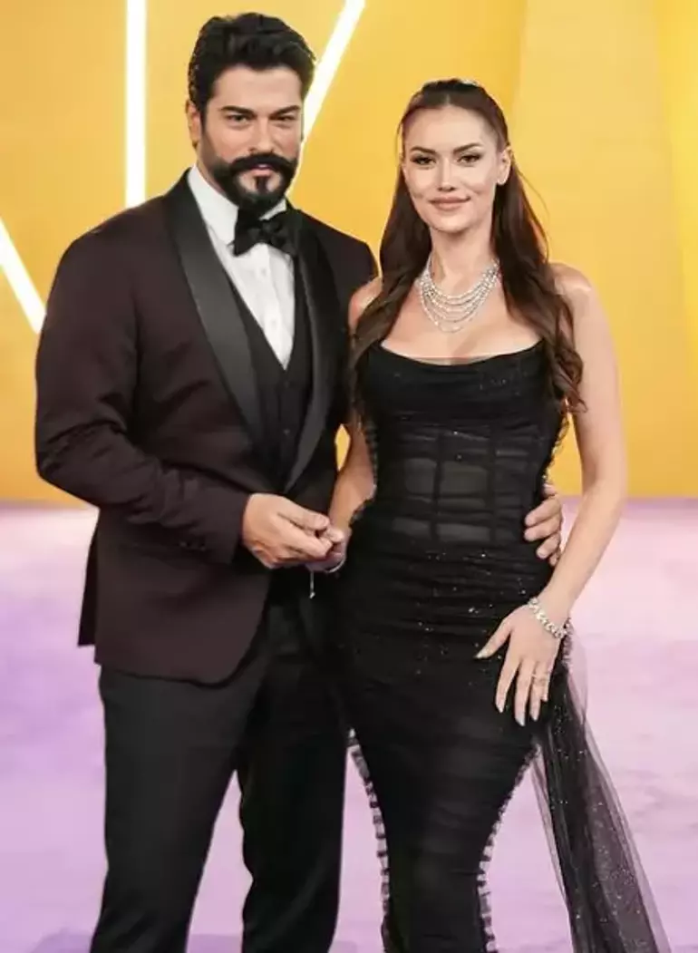 Rafet El Roman’ın Fotoğrafında Büyük Sürpriz! Fahriye Evcen ve Burak Özçivit Kadraja Girdi Rafet El Roman’ın Fotoğrafında Büyük Sürpriz! Fahriye Evcen ve Burak Özçivit Kadraja Girdi