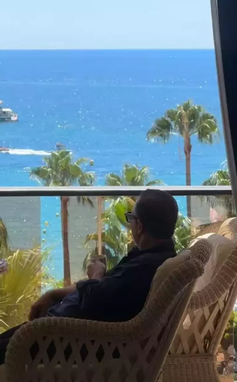 Rafet El Roman’ın Fotoğrafında Büyük Sürpriz! Fahriye Evcen ve Burak Özçivit Kadraja Girdi Rafet El Roman’ın Fotoğrafında Büyük Sürpriz! Fahriye Evcen ve Burak Özçivit Kadraja Girdi