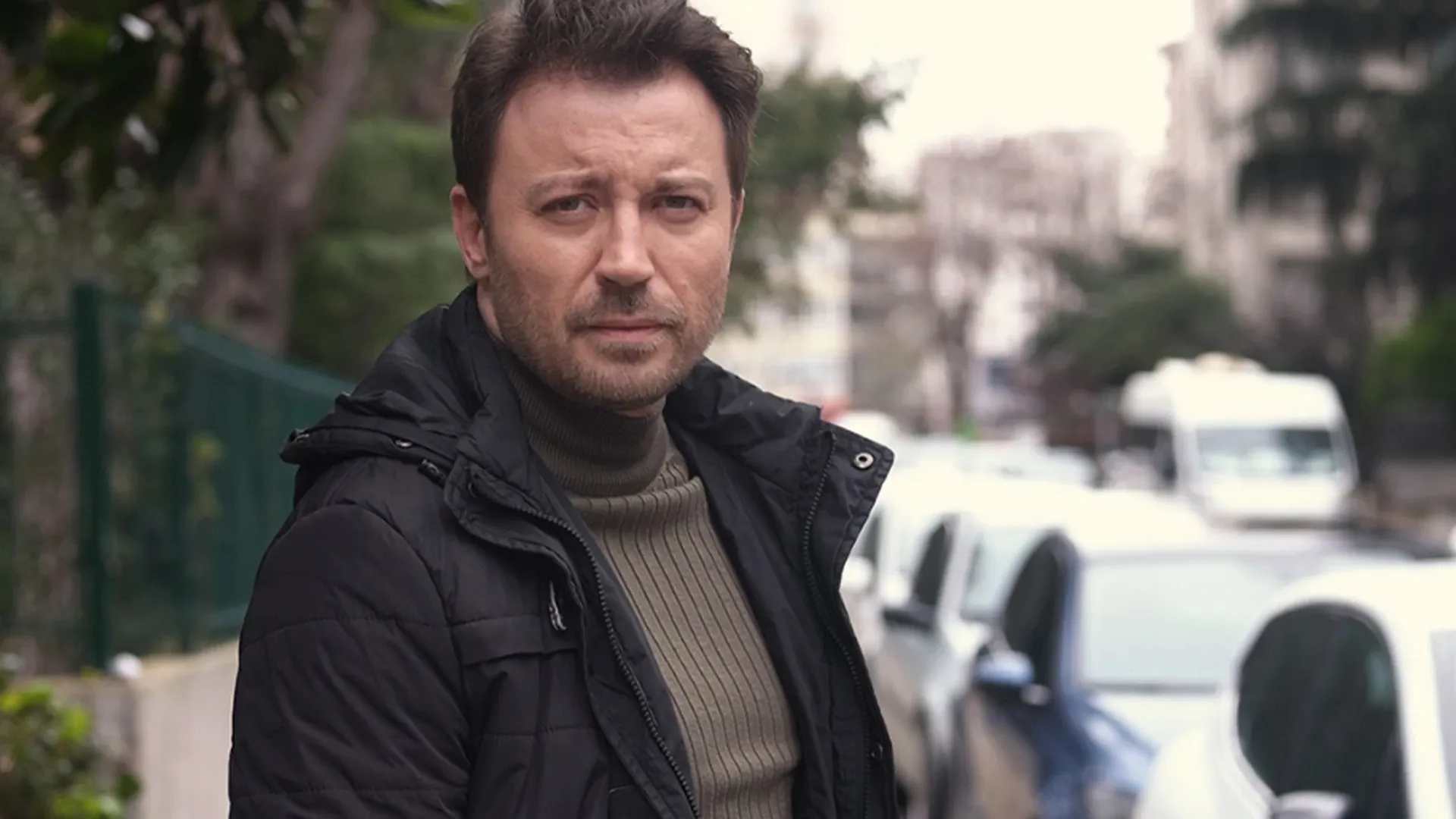 Tolga Güleç Kimdir? Tiyatrodan Ekranlara Uzanan Bir Oyunculuk Serüveni