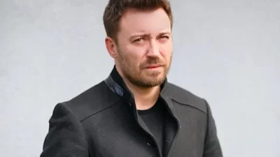 Tolga Güleç kimdir? Tiyatrodan televizyona, sinemadan dijital platformlara uzanan kariyeriyle