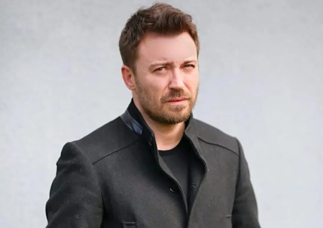 Tolga Güleç kimdir? Tiyatrodan televizyona, sinemadan dijital platformlara uzanan kariyeriyle