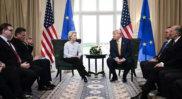 Trump’ın İskoçya gezisinde elindeki gizemli makyajlı bölge yeniden görüntülendi. Beyaz