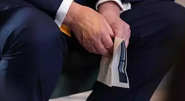 Trump İskoçya’da Yine O İzle Görüntülendi! Sağlık Durumu Saklanıyor mu?
