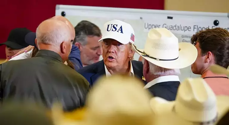 Trump Texas Felaket Bölgesinde: “100 Yıllık Ağaçlar Söküldü”