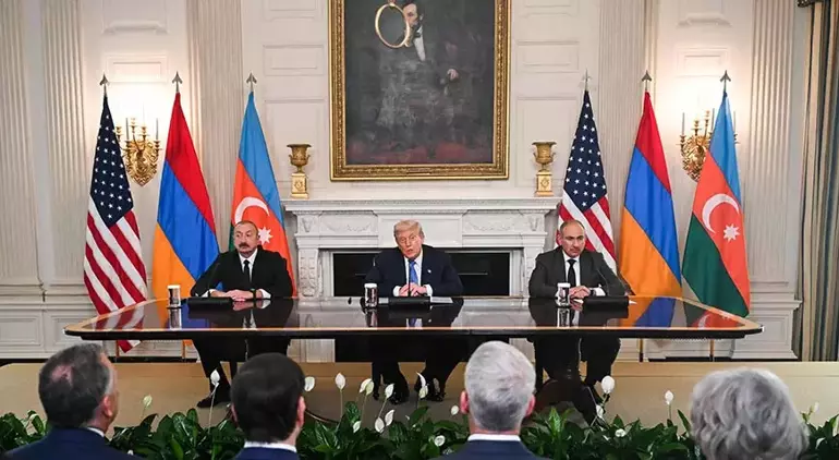 Aliyev-Paşinyan zirvesi, Washington’da ABD Başkanı Donald Trump’ın ev sahipliğinde gerçekleşti.
