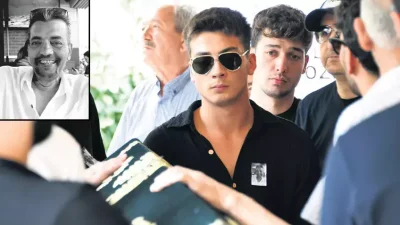 Atakan Özkaya babasının cenazesi ile gündeme geldi. Ünlü oyuncunun babası