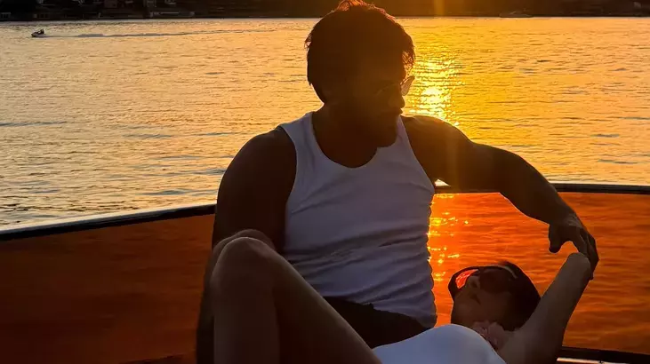 Can Yaman ve DJ Sara Bluma’dan Havalimanında Romantik Poz! Aşk Resmileşti