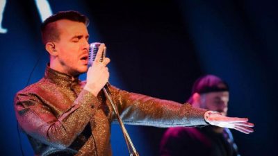 Cem Adrian, 13 Eylül 2025’te Mersin Jolly Joker sahnesinde hayranlarıyla