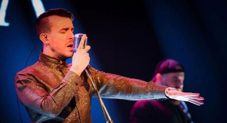 Cem Adrian, 13 Eylül 2025’te Mersin Jolly Joker sahnesinde hayranlarıyla