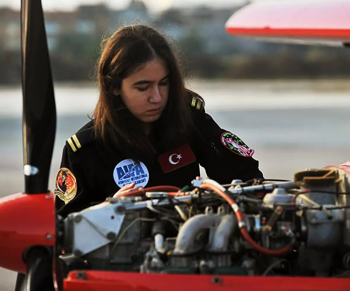 Defne Özcan Kimdir? Türkiye’yi Dünyaya Tanıtan Genç Pilotun İlham Verici Hikâyesi