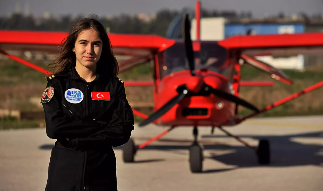 Defne Özcan kimdir? 17 yaşında Türkiye’nin en genç solo pilotu