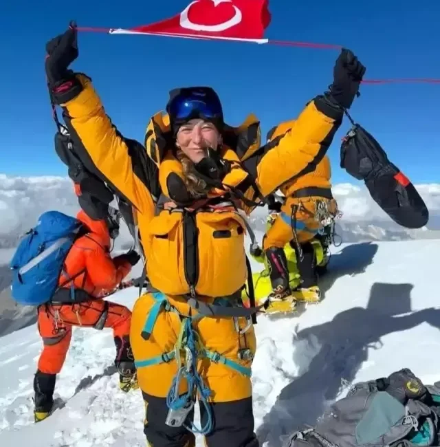 Pakistan ve Çin sınırında yer alan, 8 bin 611 metre