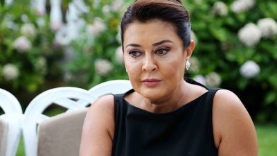 Devlet Tiyatrosu’ndan televizyon ekranlarına uzanan güçlü kariyeriyle tanınan Ebru Nil