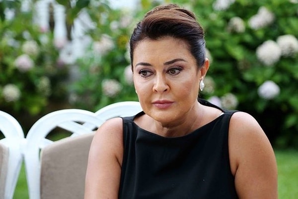 Devlet Tiyatrosu’ndan televizyon ekranlarına uzanan güçlü kariyeriyle tanınan Ebru Nil