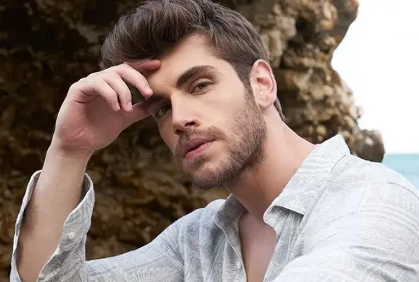 Emre Bey kimdir, kaç yaşında, nereli, evli mi, sevgilisi kim?