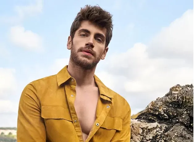 Emre Bey Kimdir? Kaç Yaşında, Aslen Nereli, Evli Mi, Sevgilisi Kim, Filmleri Neler, Yeni Projesi Var Mı?