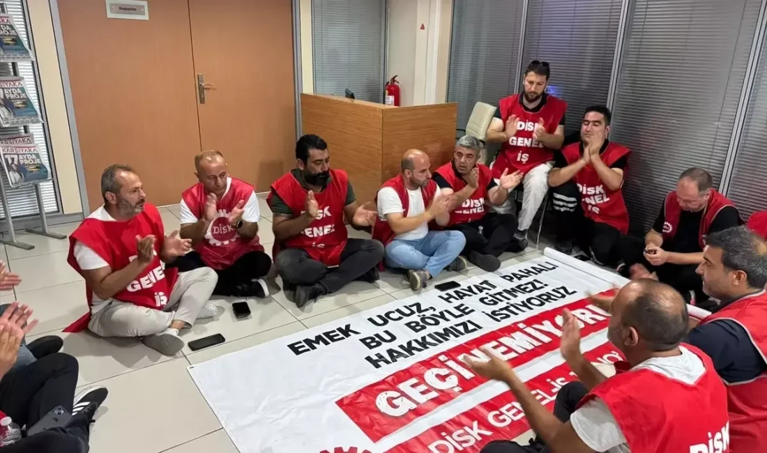 Genel-İş Sendikası üyeleri başkanlık katında oturma eylemi yaptı.