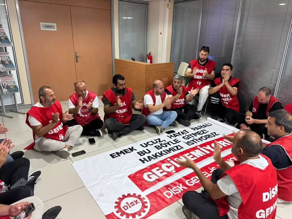 Genel-İş Sendikası üyeleri başkanlık katında oturma eylemi yaptı.