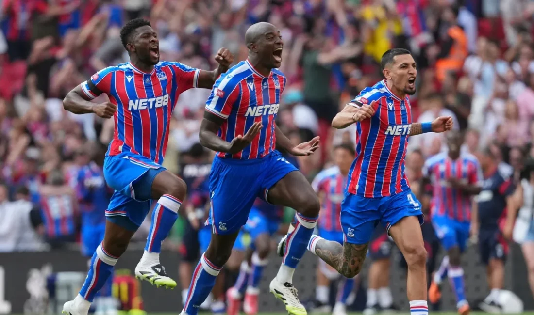 İngiltere'de Premier Lig şampiyonu Liverpool ile FA Cup sahibi Crystal