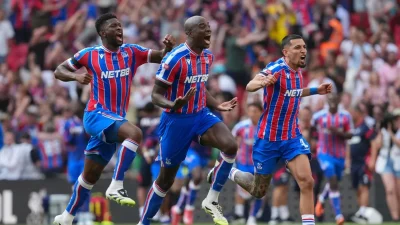 İngiltere'de Premier Lig şampiyonu Liverpool ile FA Cup sahibi Crystal