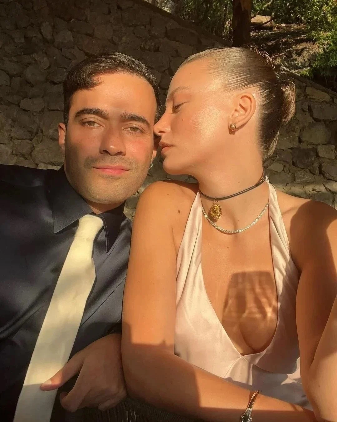 Mert Demir Baba mı Oluyor, Serenay Sarıkaya Hamile mi? ''Baba Oluyorum'' Notuyla Paylaştı!