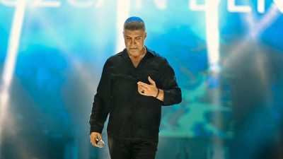 Özcan Deniz, 5 Eylül 2025’te Ankara Oran Açıkhava Sahnesi’nde hayranlarıyla