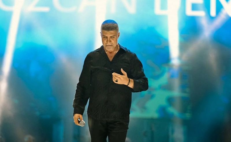 Özcan Deniz, 5 Eylül 2025’te Ankara Oran Açıkhava Sahnesi’nde hayranlarıyla