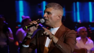 Özcan Deniz, 3 Eylül 2025’te Bursa Kültürpark Açıkhava Tiyatrosu’nda hayranlarıyla