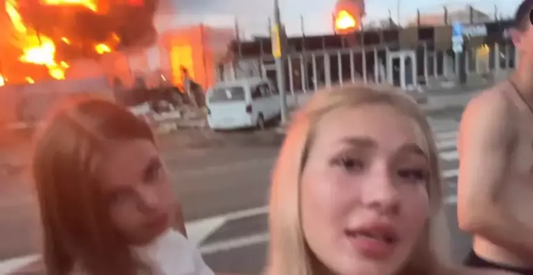 Rusya’da Yangın Önünde Dans Ettiler: Ukrayna’dan “Daha Çok Selfie Alanı Yaratacağız” İronisi!