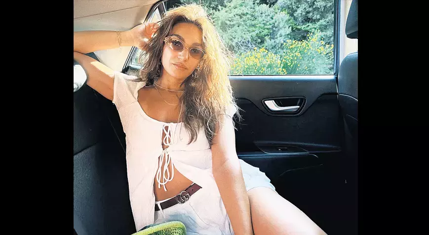 ‘Uzak Şehir’in Nare’si Sahra Şaş, Yunanistan tatilinden paylaştığı karelerle “Afrodit”