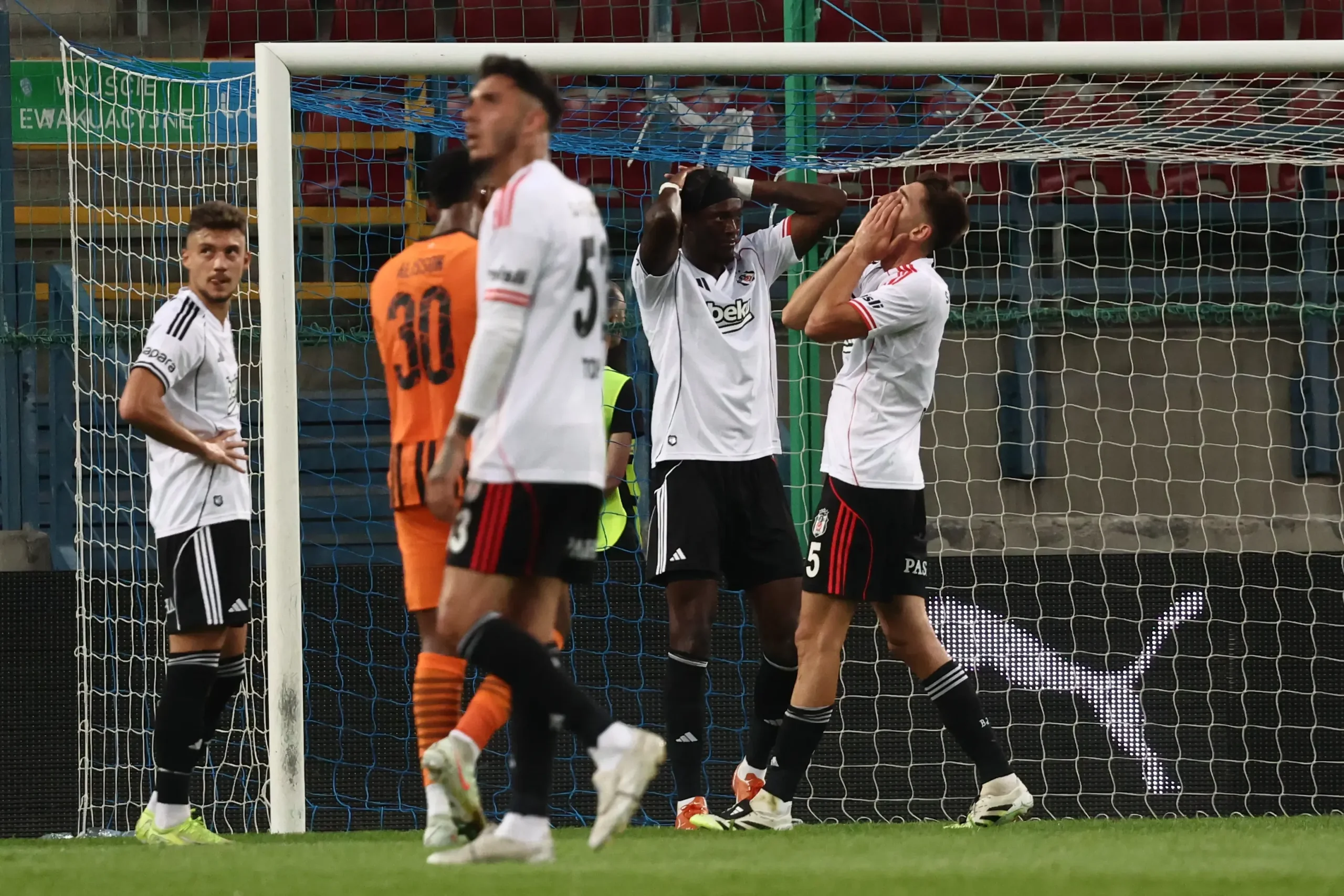 Shakhtar Donetsk Beşiktaş Maçı Sonucu Kaç Kaç Bitti ? Beşiktaş Avrupa Ligi'ne Veda Etti Mi?