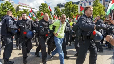 Berlin’de yüzlerce Filistin destekçisi, İsrail’in Gazze’deki uygulamalarını protesto etmek ve