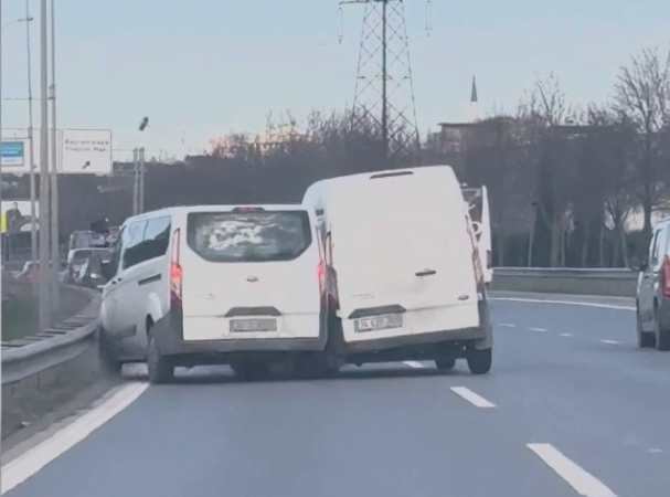 İstanbul’un en yoğun noktalarından biri olan TEM otoyolunda yol verme