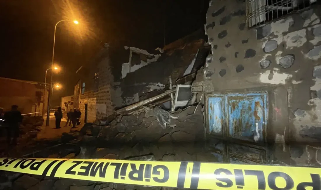 Şanlıurfa’nın Siverek ilçesinde iki katlı toprak damlı bir evin büyük