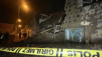 Şanlıurfa’nın Siverek ilçesinde iki katlı toprak damlı bir evin büyük