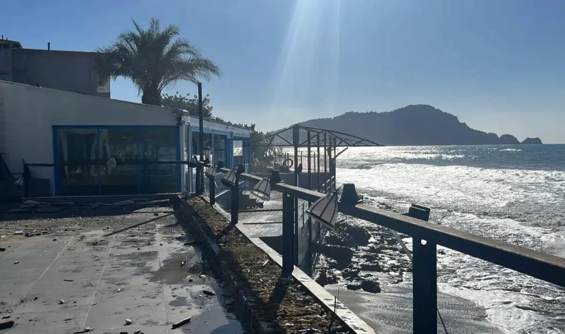Antalya’nın Alanya ilçesinde hırçınlaşan deniz, kıyı şeridinde bulunan bir balık