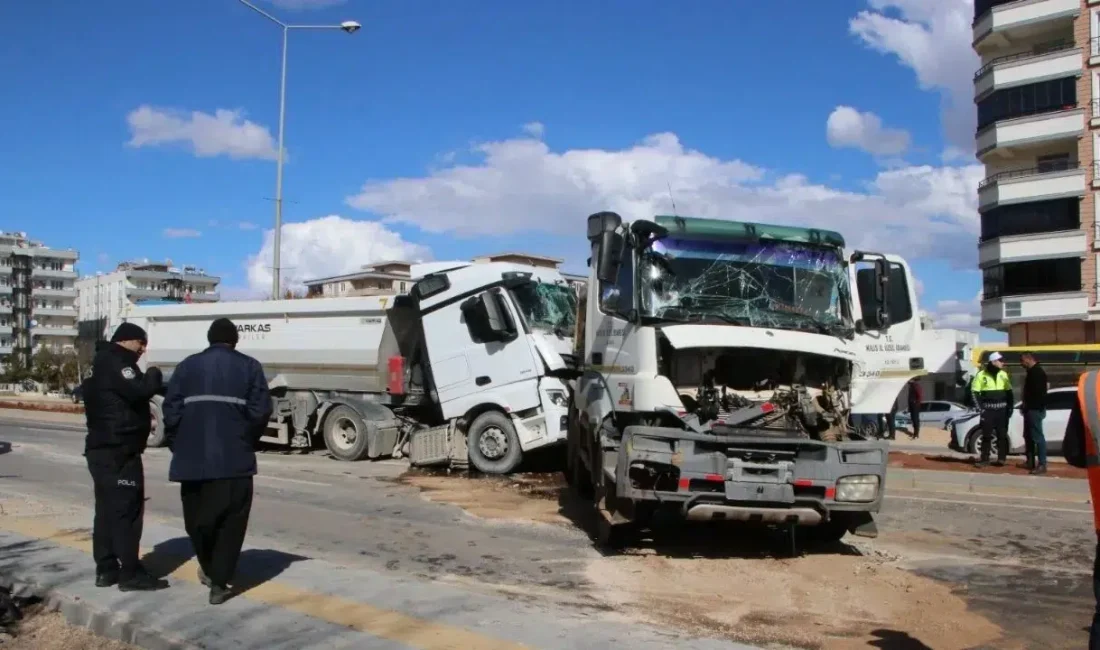 Kilis’te dev hafriyat kamyonlarının kafa kafaya çarpıştığı feci kazada ortalık