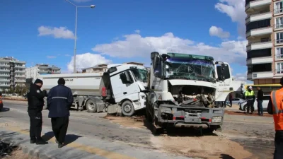 Kilis’te dev hafriyat kamyonlarının kafa kafaya çarpıştığı feci kazada ortalık