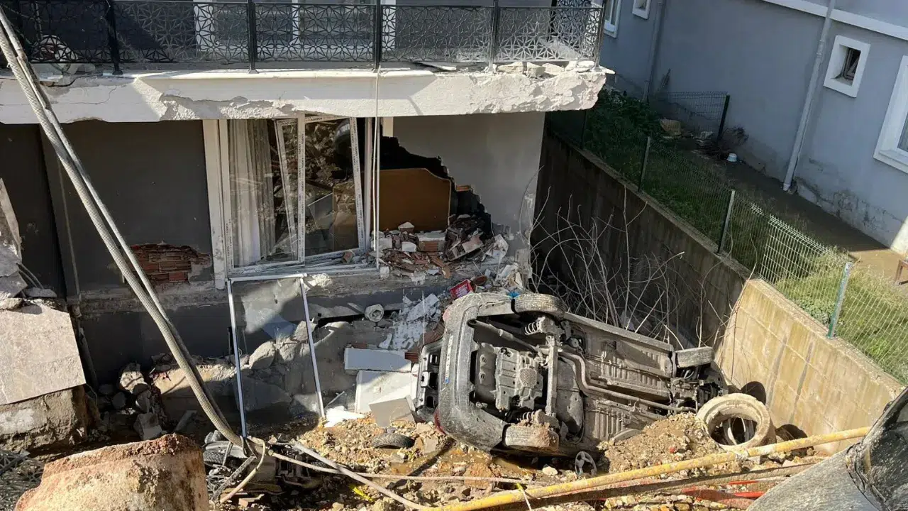 İzmir’in Menemen ilçesinde gece saatlerinde büyük bir gürültüyle çöken istinat