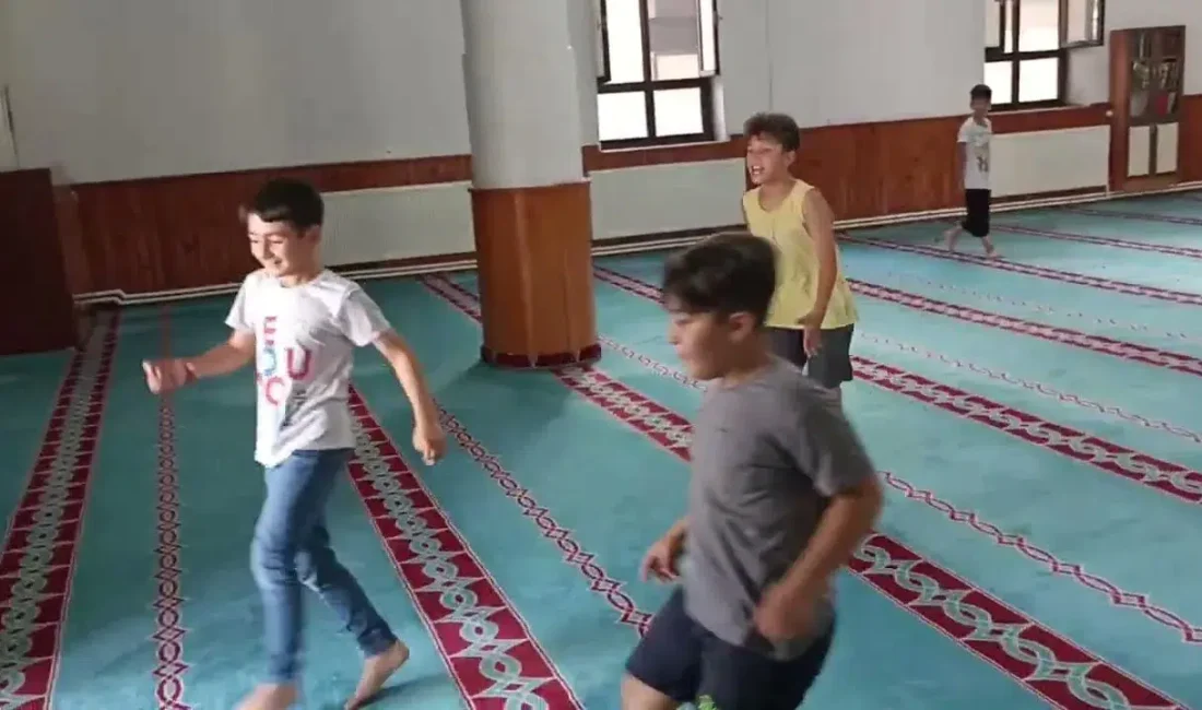 Ramazan ayının manevi iklimiyle beraber camiler dolup taşarken, ibadet esnasında