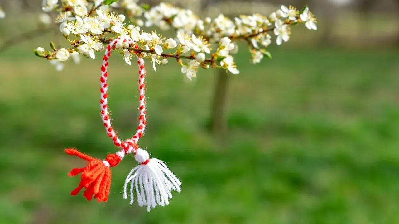 Baharın müjdecisi olarak kabul edilen asırlık Balkan geleneği marteniçka, kırmızı