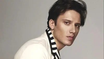 Türk pop müziğinin en popüler isimlerinden biri olan Edis Görgülü