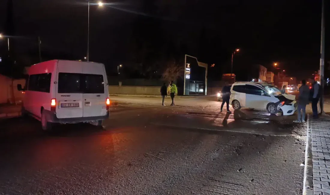 Adıyaman’da minibüs ile hafif ticari aracın karıştığı trafik kazasında ortalık