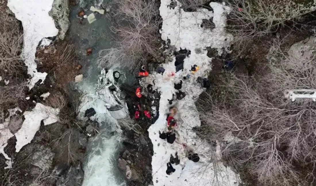 Bitlis’in Güroymak ilçesinde kontrolden çıkan hafif ticari aracın şarampole yuvarlanarak