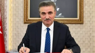 Erzurum Valisi olarak görev yapan ve devlet bürokrasisindeki tecrübesiyle tanınan