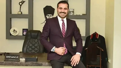 Televizyon ekranlarında yaptığı çarpıcı analizler ve hukukçu kimliğiyle sıkça adından