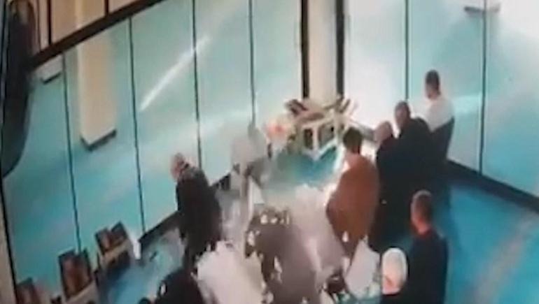 Şanlıurfa’nın Karaköprü ilçesinde namaz kılan vatandaşlar, tavan alçısının üzerlerine düşmesiyle