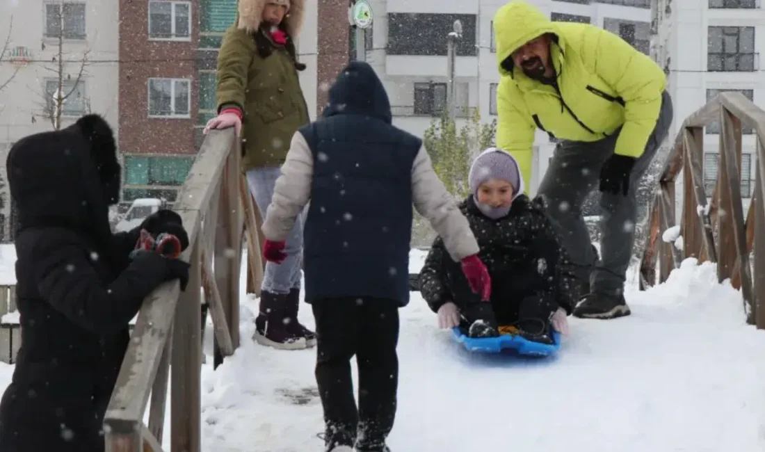 Bolu’nun Gerede ilçesinde etkili olan yoğun kar yağışı ve beraberinde
