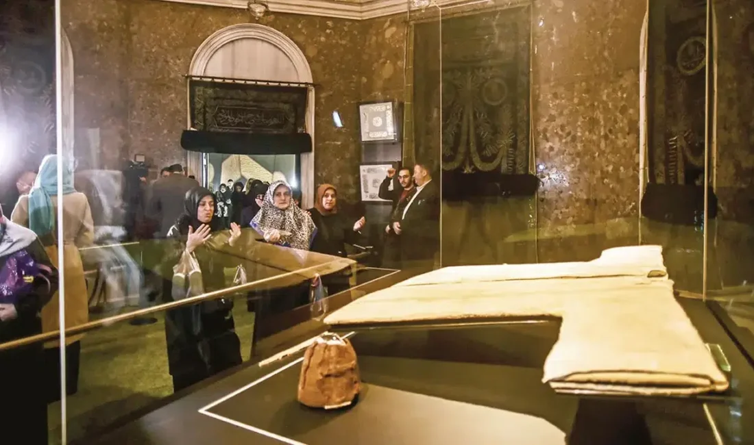 İslam dünyasının en kıymetli hazinelerinden biri olan Hırka-i Şerif, Ramazan